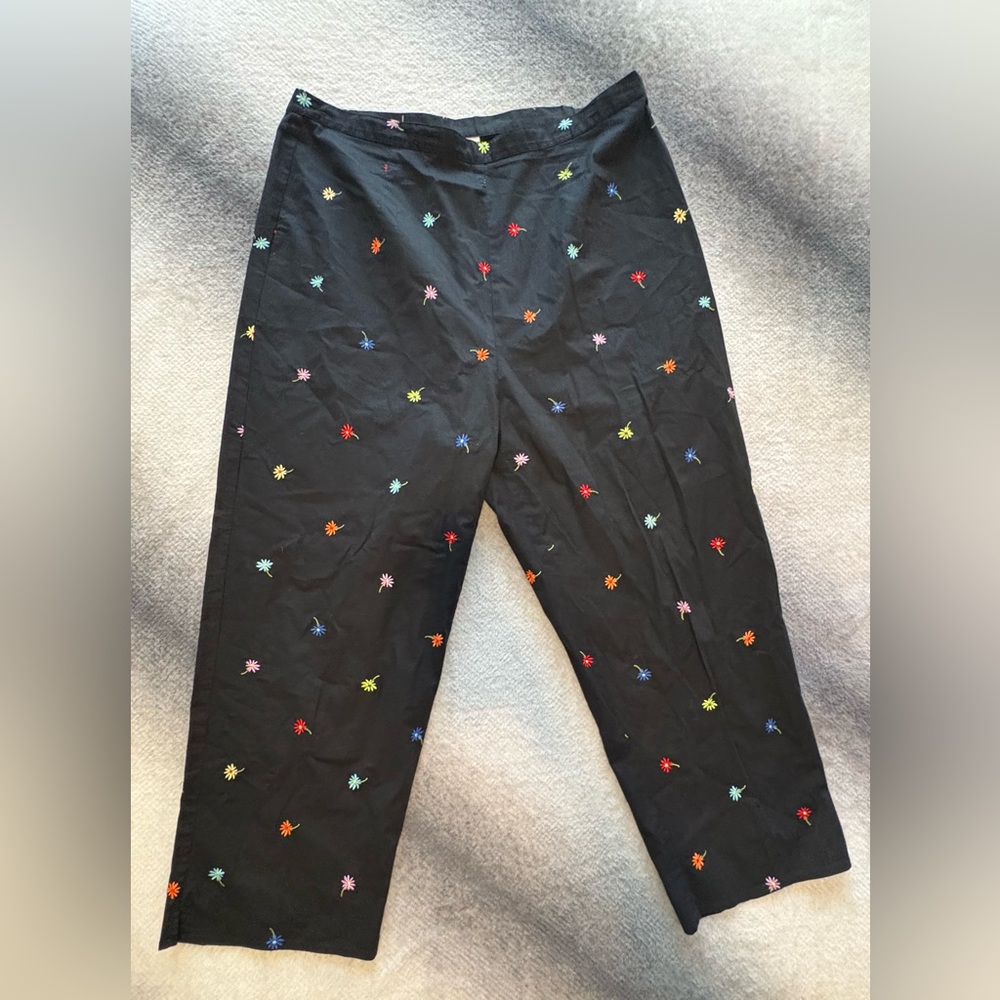 (B1) Coldwater Creek Black‎ Embroidered Floral Capri Pants Boho Resort Wear L